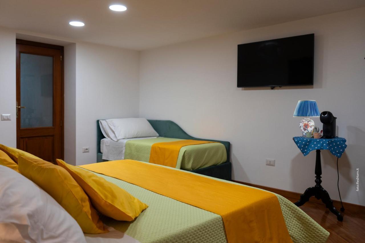 Two Rooms Chiaia 37 Napoli Eksteriør billede