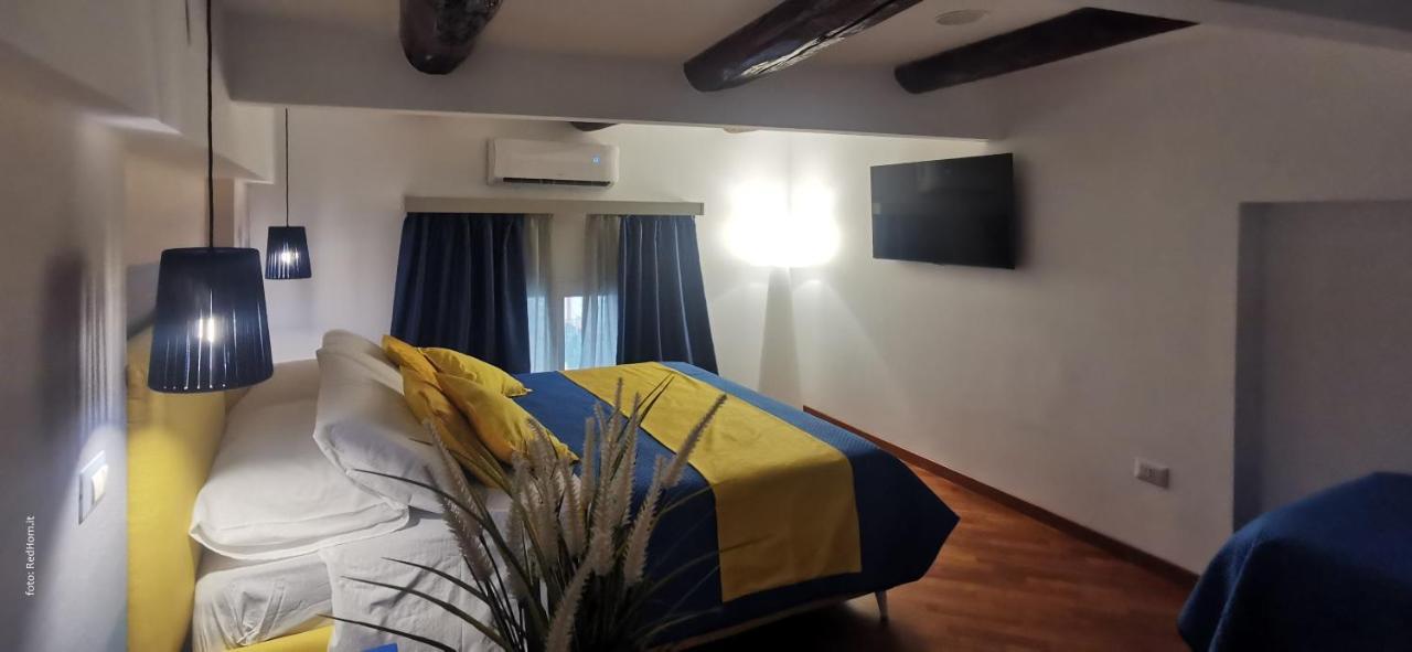 Two Rooms Chiaia 37 Napoli Eksteriør billede