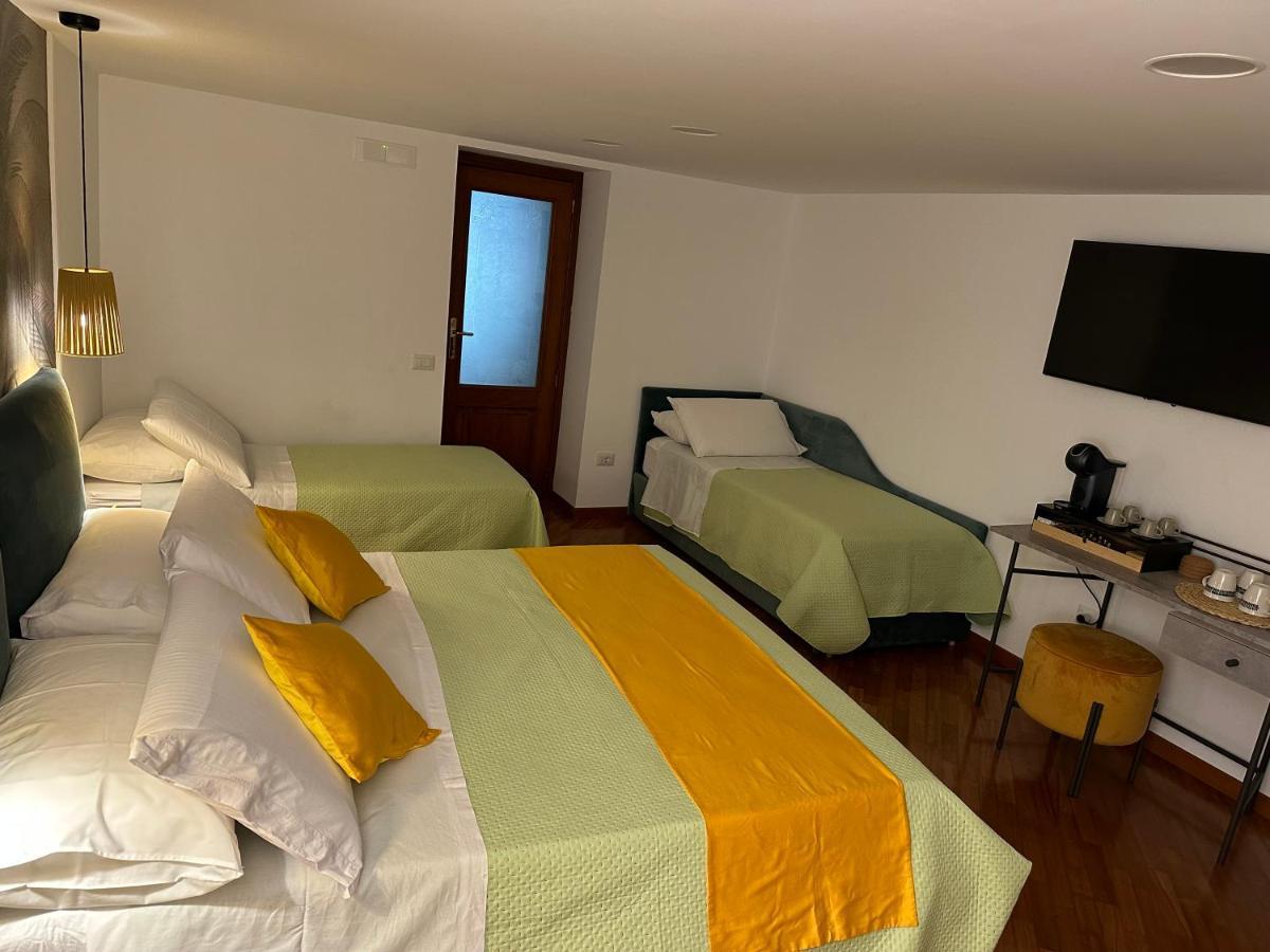 Two Rooms Chiaia 37 Napoli Eksteriør billede